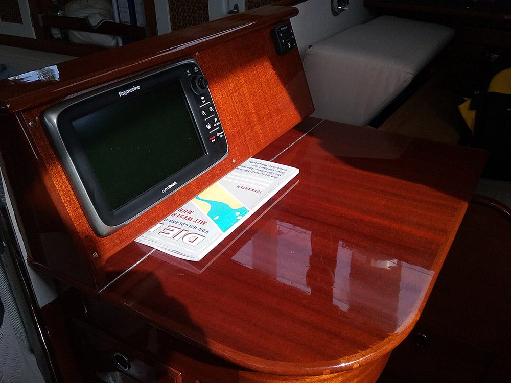 Navigationsplatz aus lackiertem Mahagoni mit Kartenplotter